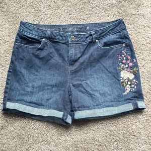 10/L | Medium Wash Shorts "Jennifer Lopez"